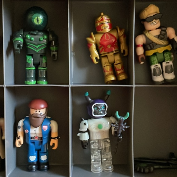 Roblox Action Figure Carrying Case with some Roblox Characters. - Picture 7 of 14